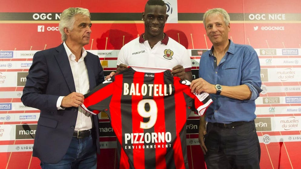 Mario Balotelli (centro) con il presidente del Nizza Jean Pierre Rivere (sinistra) e il coach, lo svizzero Lucien Favre. 2016