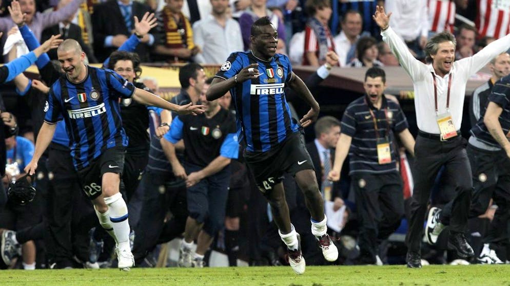Il 19enne Mario Balotelli (centro) esulta per la conquista della Champions League con l'Inter. Era il 22 maggio del 2010.