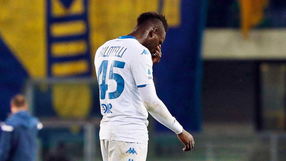 Mario Balotelli con la maglia del Brescia lascia il Bentegodi di Verona a partita in corso in seguito a degli insulti razziali provenienti dalla curva di casa. 2019.