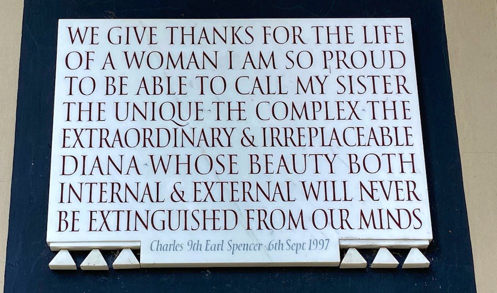 Die Inschrift an der Wand der Gedenkstätte.