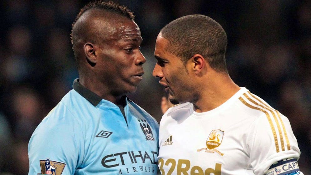 Con la maglia del City Mario Balotelli (sinistra) a muso duro con il capitano del Swansea Ashley Williams (2012).