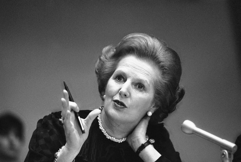Très clivante, Margaret Thatcher est devenue une icône chez les conservateurs pour avoir écrasé les syndicats afin de mettre en oeuvre ses politiques libérales, gagné la guerre des Malouines en 1982 contre l'Argentine et remporté trois élections législatives.