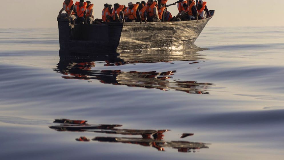 Des centaines de migrants dans une des embarcations comme celles-ci ont été secourus en Méditerranée depuis plus d'une semaine par SOS Méditerranée et la Croix-Rouge qui en appellent aux gouvernements.