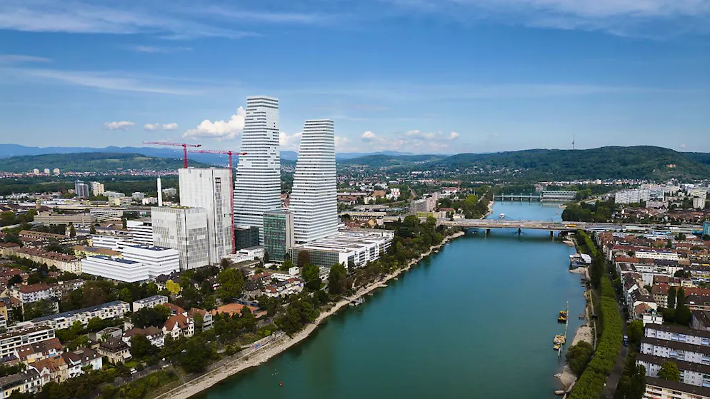 La deuxième tour Roche, haute de 205 mètres, domine désormais la première, à sa droite. Cette dernière est ainsi détrônée du titre de plus haute tour habitable de Suisse. La nouvelle tour compte 50 étages et peut accueillir 3200 collaborateurs.