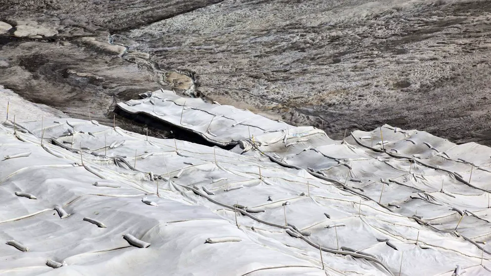 Abdeckplanen vermindern seit vielen Jahren das Schmelzen des Corvatschgletschers. Dennoch ist vom Eispanzer des 3303 Meter hohen Bergs so wenig übrig geblieben, dass das Messprogamm gestoppt werden musste. (Archivbild von 2011)