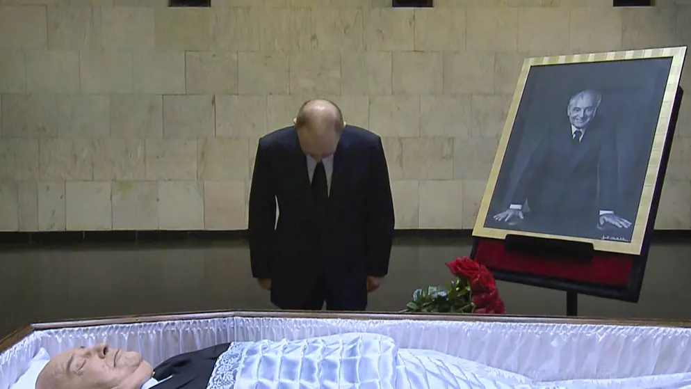 Le président russe s'est déjà rendu jeudi à l'hôpital où est décédé Gorbatchev. Il a déposé un bouquet de roses rouges près du cercueil ouvert de l'ultime chef de l'URSS avant d'incliner la tête en signe de déférence.