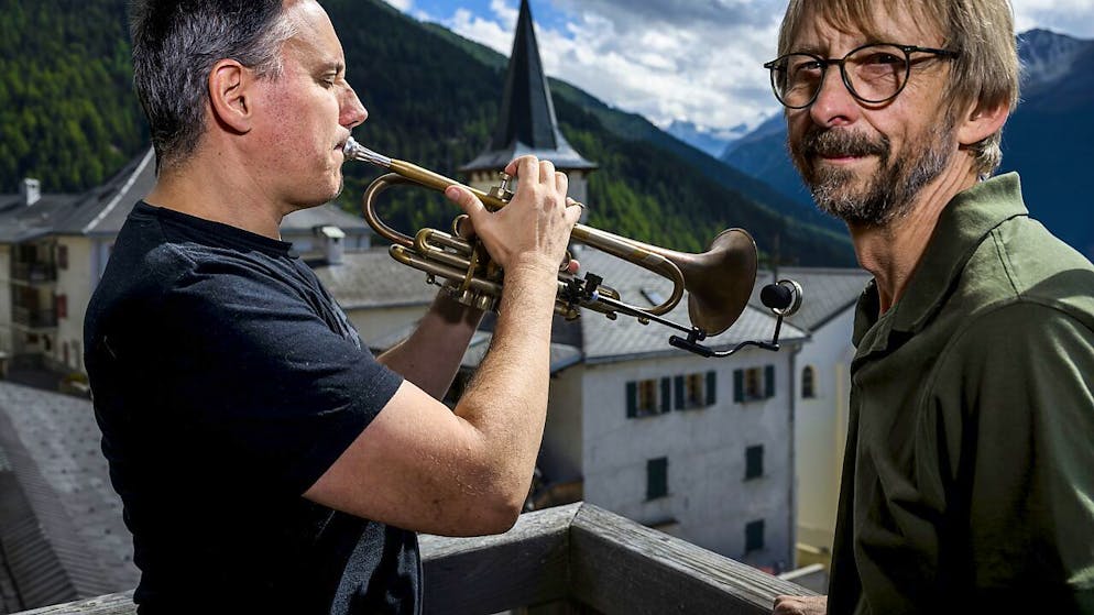 Beat Jaggy au carillon de l'église de St-Luc (VS) et Yannick Barman à la trompette se sont retrouvés samedi pour une répétition quelques jours avant le début de la 10e édition du Festival Jazz sous les étoiles.