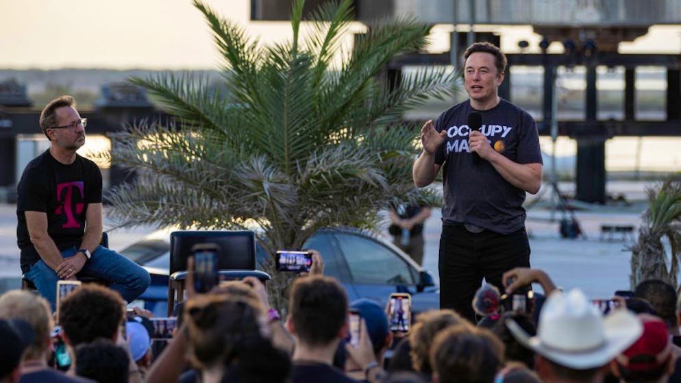 Elon Musk wants to work with T-Mobile to let smartphones talk to satellites.