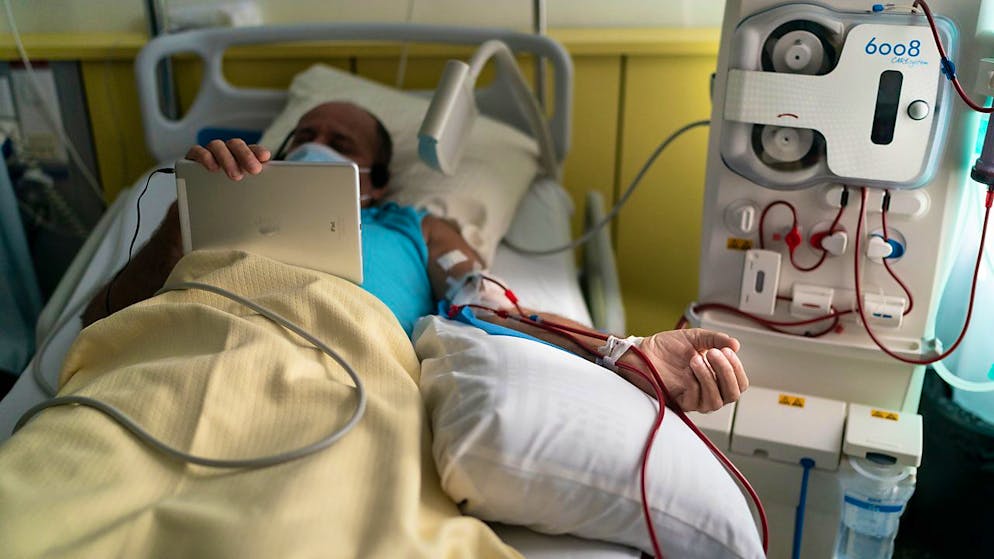 Un patient sous dialyse au CHUV (Photo d'illustration).