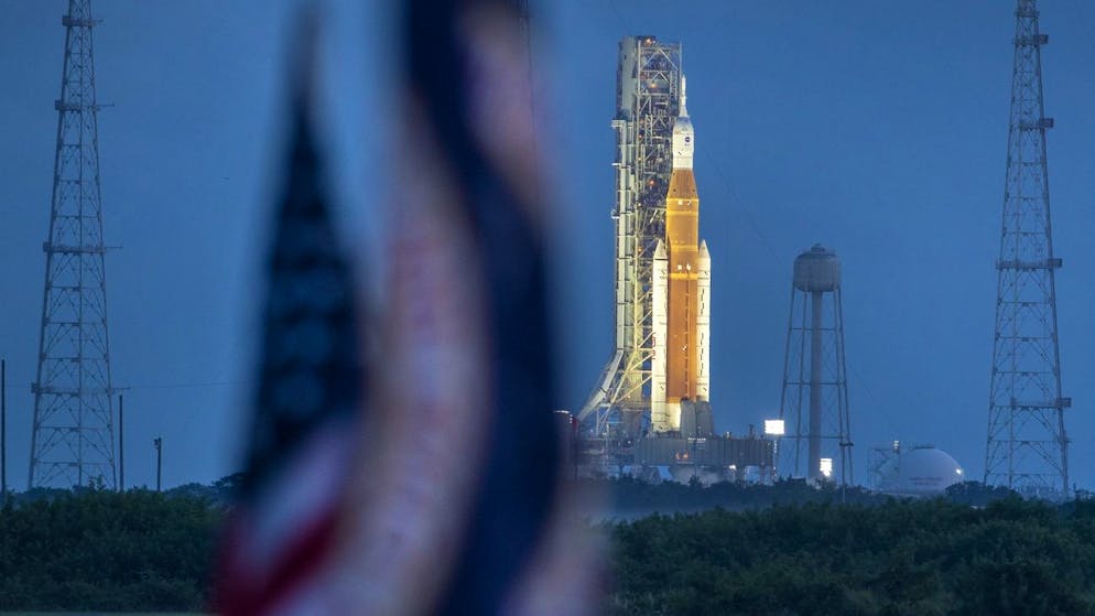 epa10156811 The SLS rocket with the Orion capsule, part of the Artemis 1 mission, prepares for its second launch attempt on 03 September 2022 at Pad 39B at the Kennedy Space Center in Merritt Island, Florida, USA.  NASA will attempt to launch Artemis.  After the first attempt the second time 1 mission was postponed on 29th August due to an engine problem diagnosed and fixed.  The Artemis 1 mission was an unmanned test flight of the Orion spacecraft and the first launch of the SLS.  Artemis, the US space agency's first manned lunar mission since Apollo 17 in 1972, was a space mission with the goal of landing the first female astronaut and the first astronaut of color on the moon.  EPA/Cristobal Herrera-Ulashkiewicz