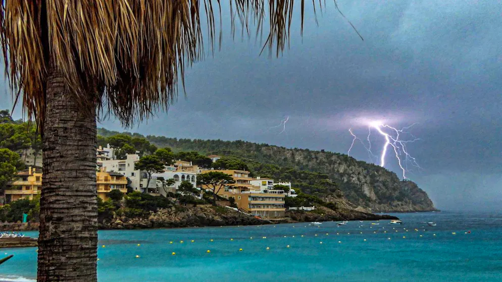 Un des vacanciers frappés par la foudre est mort sur le coup, l'autre a succombé à ses blessures (image d'illustration).