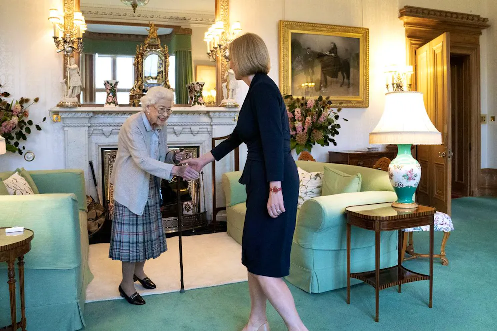 Sur les dernières photos d'Elizabeth II à Balmoral, prises mardi, l'apparence de sa main droite, bleutée, avait suscité des interrogations. Elle y apparaissait souriante, debout mais plus frêle que jamais.