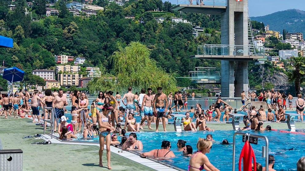 Les piscines en plein air ont été prises d'assaut cet été, qui entrera dans l'histoire comme le deuxième plus chaud depuis le début des mesures (archives).