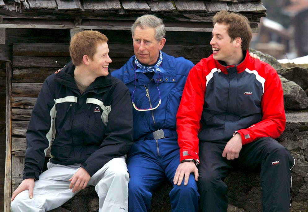 Charles III. kommt in diesem Jahr nicht in die Schweiz. König Charles III. ist eng mit Klosters verbunden. Hier sieht man den heutigen König mit seinen Söhnen Prinz Harry (l.) und Prinz William in Klosters im Jahr 2005. 