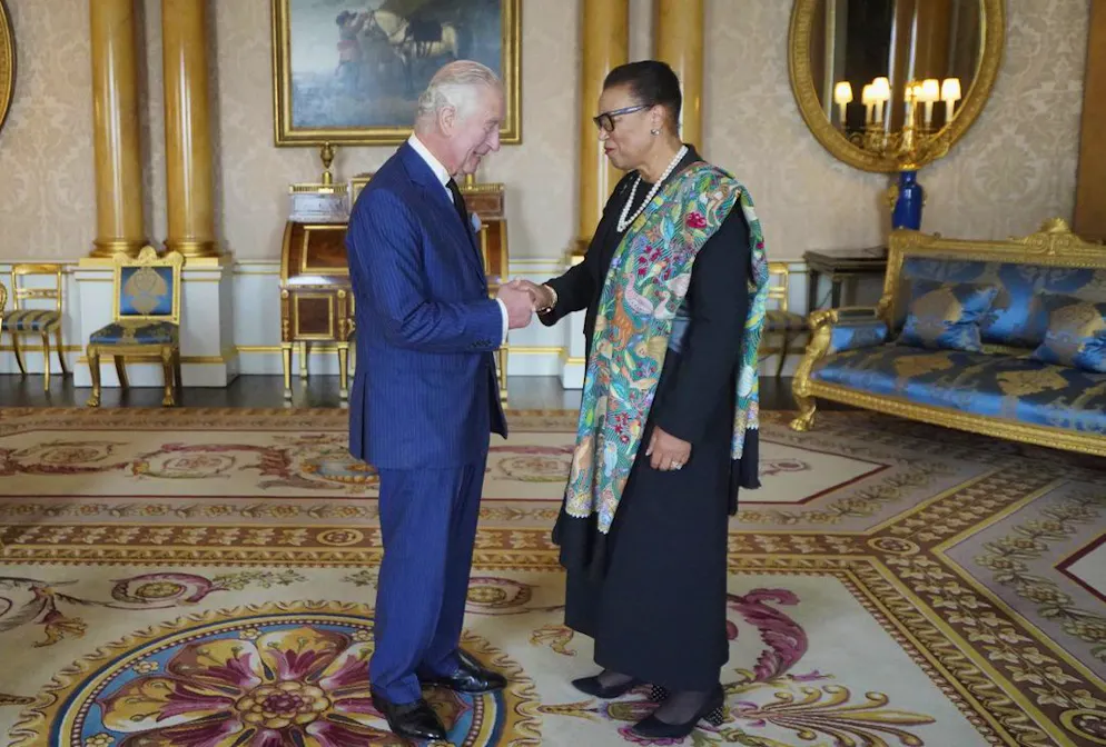Le roi Charles III lors d'une audience avec la secrétaire générale du Commonwealth, la baronne Patricia Scotland, au palais de Buckingham, à Londres. 