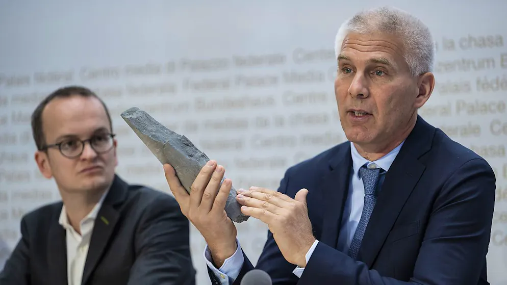 Le patron de la Nagra, Matthias Braun, montre un morceau d'argile à Opalinus lors de la conférence de presse à Berne.