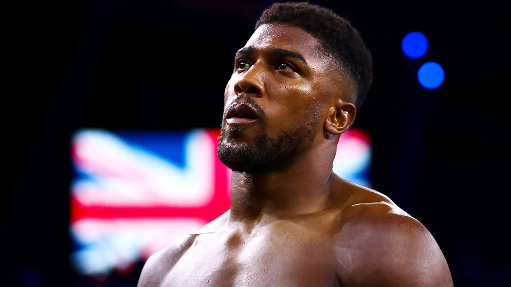 Convalescence après le drame. Joshua de retour en Angleterre après l'accident fatal au Nigeria