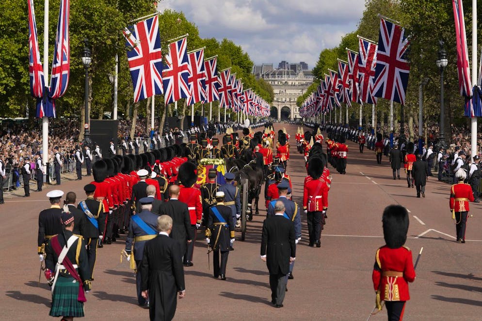 Il feretro di Elisabetta viaggia per Londra. Il corteo &#xE8; baciato dal sole, dopo la pioggia di marted&#xEC;.