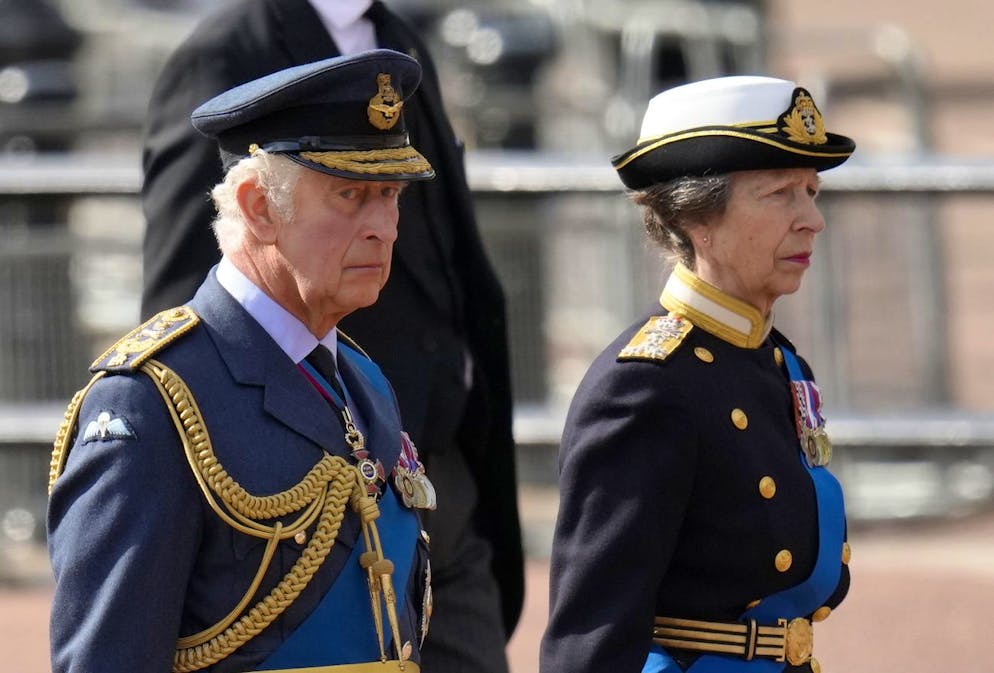 Il feretro di Elisabetta viaggia per Londra. Re Carlo III e la principessa Anna seguono il corteo.&#xA0;