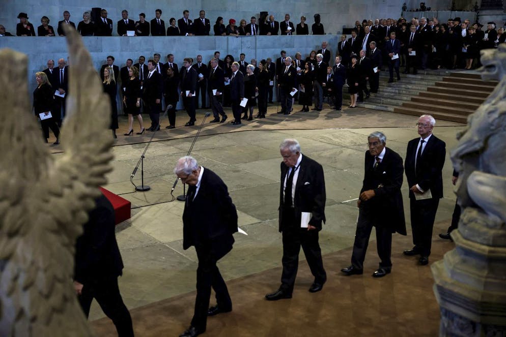 Il feretro di Elisabetta viaggia per Londra. I visitatori camminano mestamente.&#xA0;