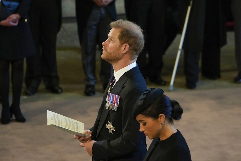 Il feretro di Elisabetta viaggia per Londra. Harry, accompagnato dalla compagna Meghan: colpisce la tristezza nel suo sguardo.