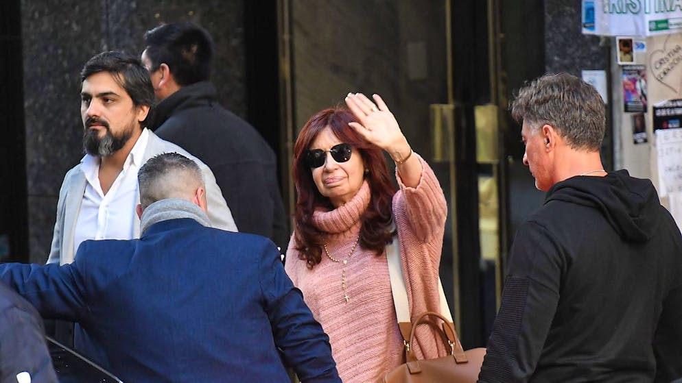 L'assaillant avait pointé un pistolet à un mètre environ de la tête de Mme Kirchner, mais pour une raison encore inconnue, le coup n'est pas parti.