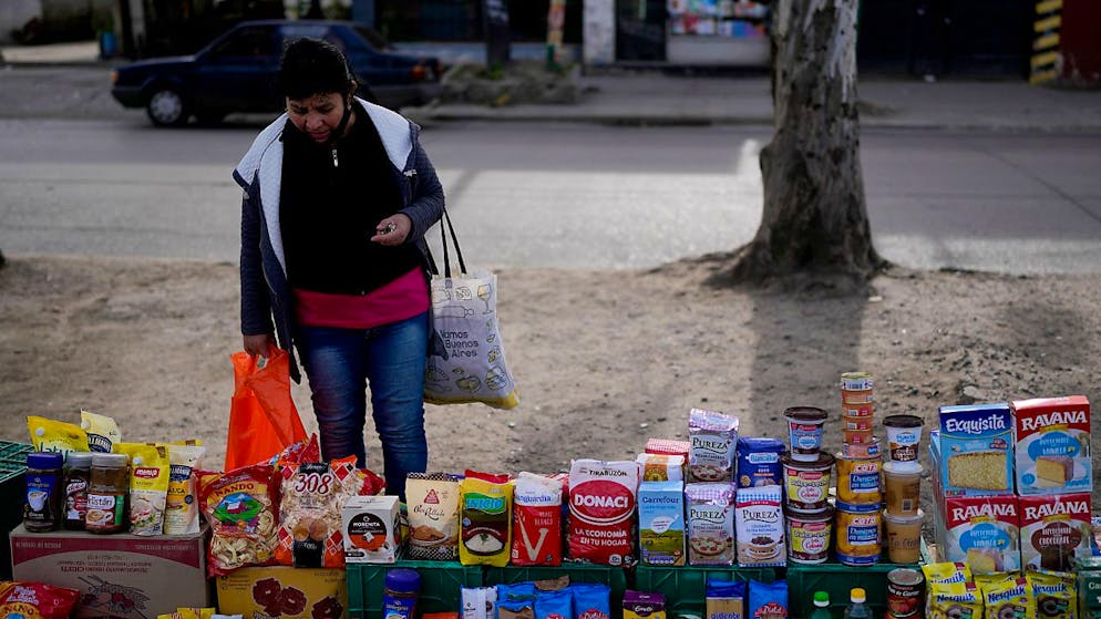 La caída de precios fue la mayor de Argentina.  El comprador en Buenos Aires se enfrenta a una elección de productos por los que tiene que pagar cada vez más.  (imagen de archivo)