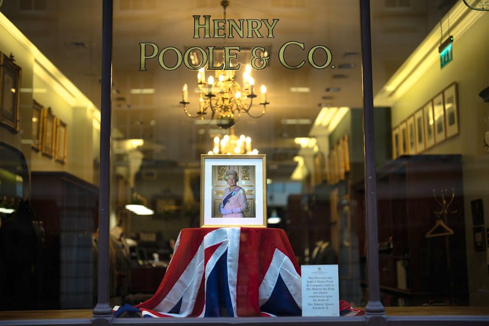 Lunghe file a Londra per Elisabetta. Un altro negozio celebra Elisabetta nella sua vetrina.&#xA0;