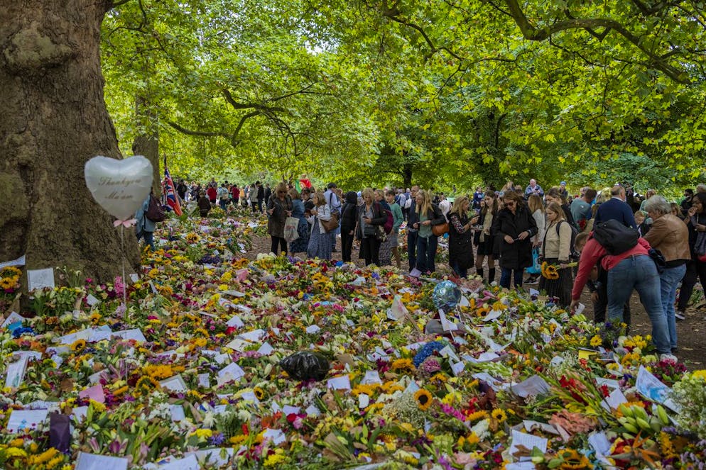 Lunghe file a Londra per Elisabetta. Una marea di fiori e messaggi a Green Park, vicino a&#xA0;Buckingham Palace, a Londra.