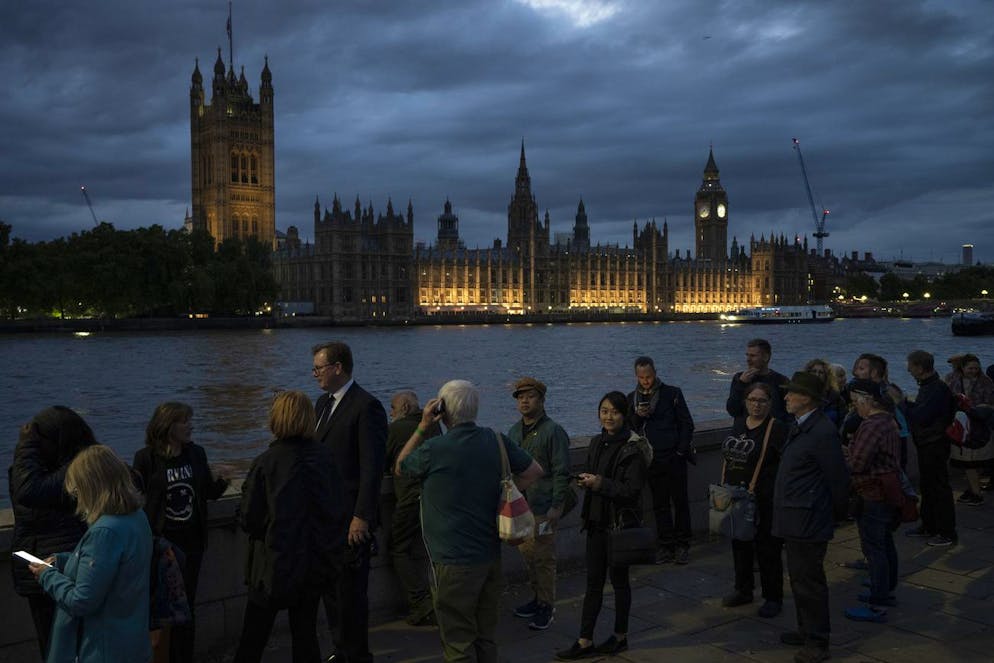 Lunghe file a Londra per Elisabetta. Anche col calare della notte, le persone restano in fila.&#xA0;