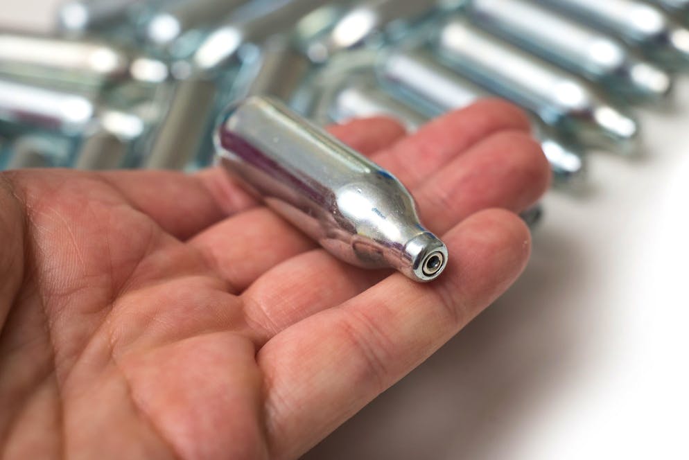 Le protoxyde d'azote – ou gaz hilarant – est aujourd'hui consommé dans un cadre festif et social par de nombreux jeunes Français.