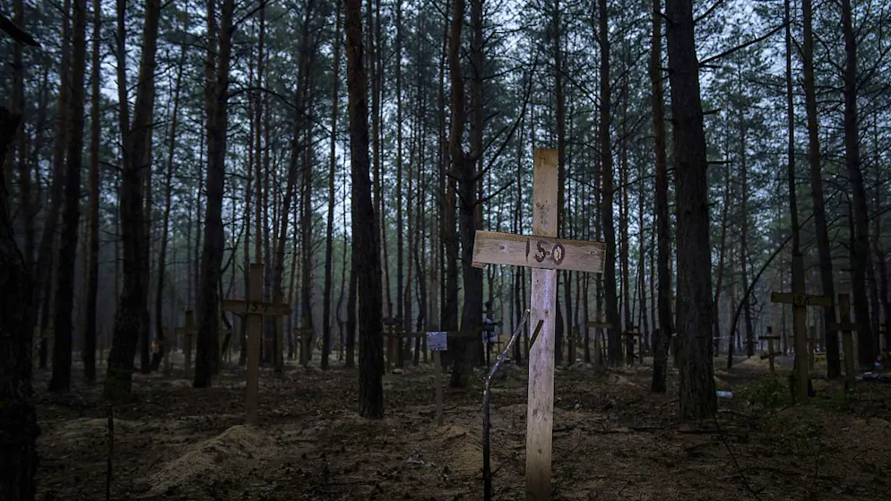 Tombes non identifiées de civils et de soldats ukrainiens dans un cimetière d'Izioum.