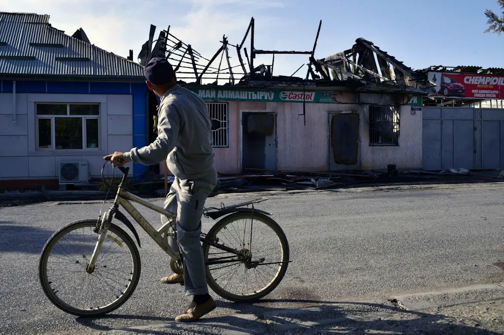 Un homme regarde une maison endommagée lors de combats à Batken, dans le sud-ouest du Kirghizistan, le samedi 17 septembre 2022.