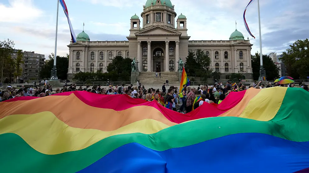 Les participants à la marche LGBT devant le Parlement à Belgrade samedi.