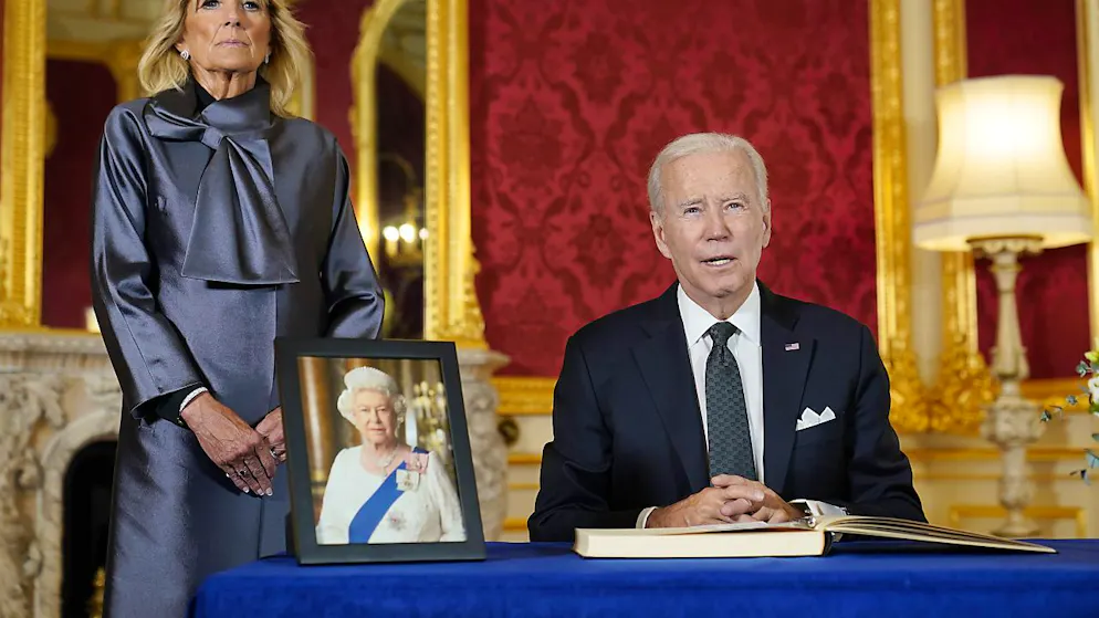 Le président américain Joe Biden, accompagné à Londres de son épouse Jill, a signé le livre de condoléances pour Elizabeth II à Lancaster House.