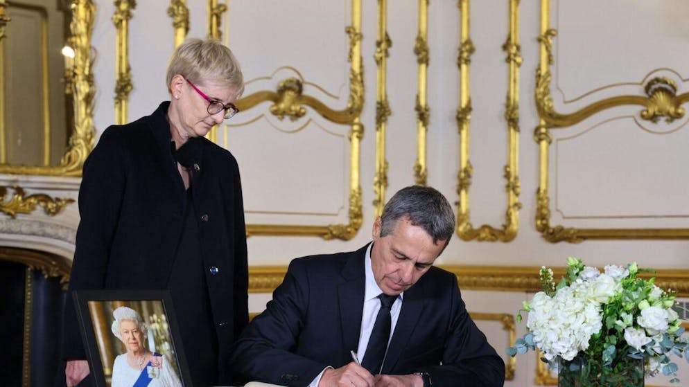 Aussi à Londres. Ignazio Cassis signe le livre de condoléances pour Elizabeth II
