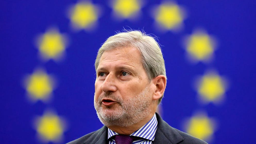 La Commission européenne, ici le commissaire européen au Budget Johannes Hahn, a déclenché en avril à l'encontre de la Hongrie une procédure jamais utilisée jusque-là (archives).