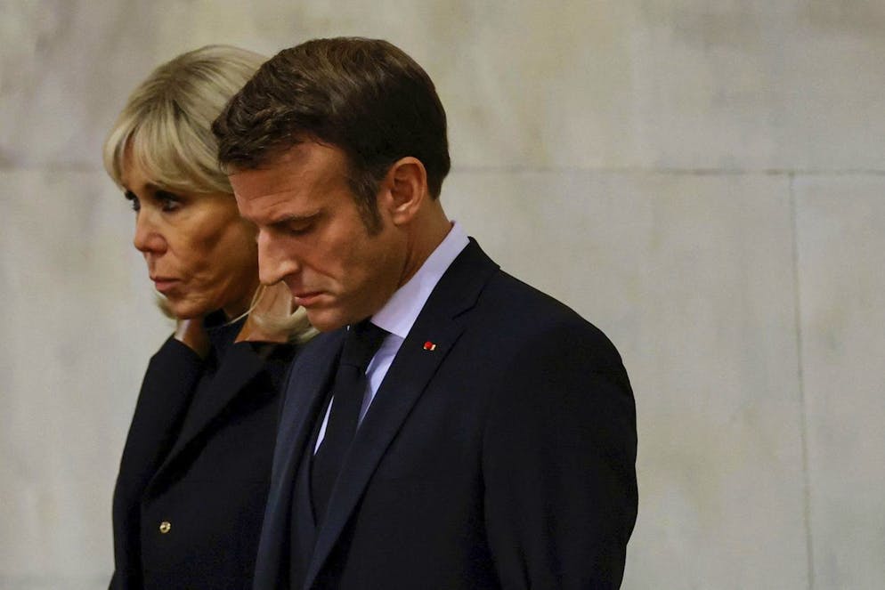 Le président français Emmanuel Macron et la première dame Brigitte Macron rendent hommage au cercueil de la reine Elizabeth de Grande-Bretagne, après sa mort, lors de sa mise en état au Westminster Hall, à Londres, le dimanche 18 septembre 2022.