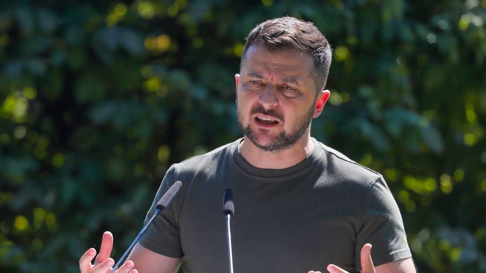 "La Russie met en danger le monde entier. Nous devons l'arrêter tant qu'il n'est pas trop tard", a lancé sur Telegram le président ukrainien Volodymyr Zelensky, qui a diffusé une vidéo de surveillance en noir et blanc montrant une grosse explosion.