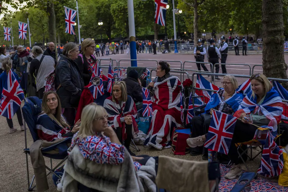 Les gens campent sur The Mall à la veille des funérailles de la reine Elizabeth II à Londres, en Angleterre, le dimanche 18 septembre 2022.