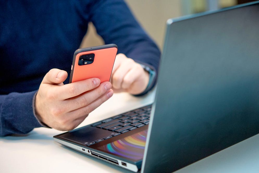 Die Opfer sollen auf einer gefälschten Webseite zunächst scheinbar harmlose Daten eingeben, bevor am Schluss Kreditkarteninformationen abgefragt werden.