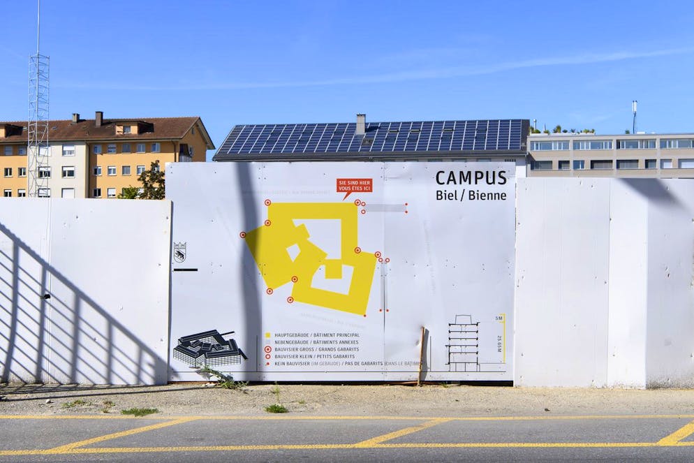 Un panneau d'information est photographié sur le chantier à l'arrêt du campus de la HES, le jeudi 27 aout 2020, à Bienne.