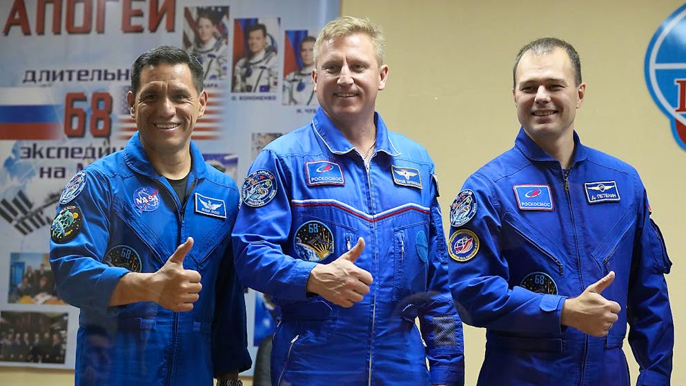 Dans l'espace, Russes et Américains continuent de collaborer. De gauche à droite l'astronaute Frank Rubio, et les cosmonautes Sergey Prokopyev et Dmitri Petelin.