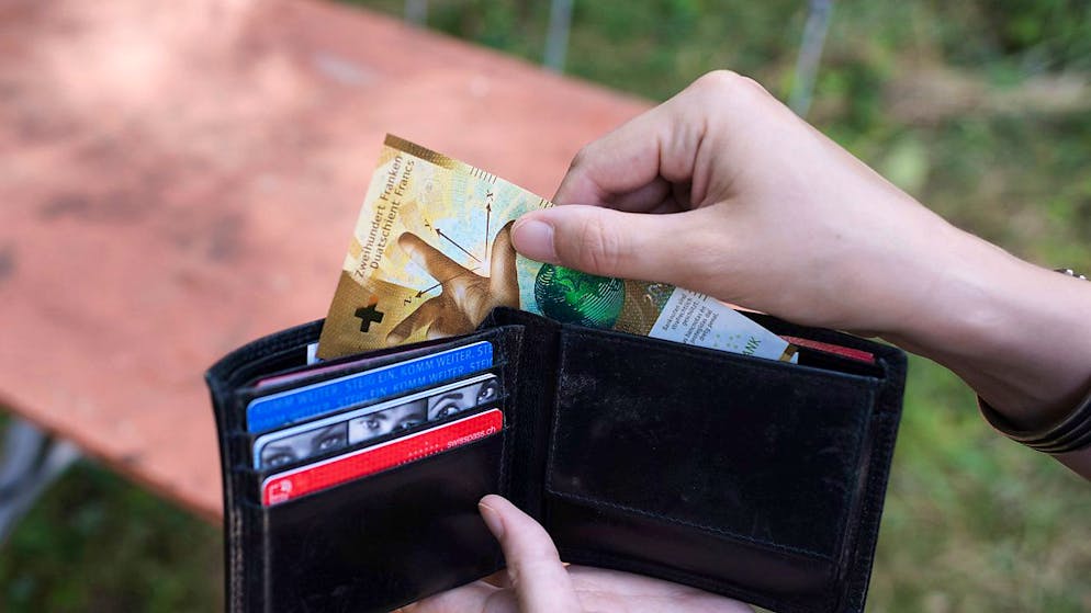 Was ist zu tun, wenn am Ende des Monats immer weniger Geld übrigbleibt? Über diese und weitere Fragen diskutiert das Parlament am Mittwoch in ausserordentlichen Debatten. (Archivbild)