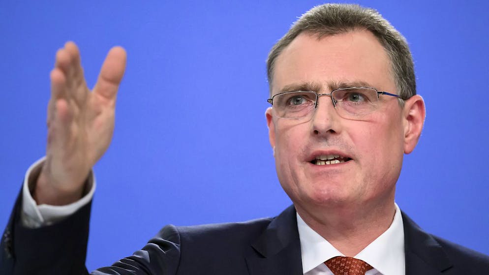 Die SNB unter ihrem Präsidenten Thomas Jordan hat eine Kehrwende vollzogen und Devisen verkauft. (Archiv)
