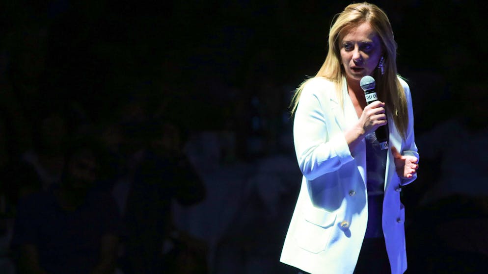 Aussichtsreiche Kandidaten bei den Parlamentswahlen in Italien. <strong>Giorgia Meloni </strong>könnte die erste Ministerpräsidentin Italiens werden. In Umfragen liegt sie seit Wochen vorn. Sie war 2012 Mitgründerin der weit rechts stehenden Partei Fratelli d'Italia, die seit den Wahlen 2018 stark an Popularität gewonnen hat. Die 45-Jährige wäre eine der bislang jüngsten Personen im Ministerpräsidentenamt Italiens. Gegen Meloni gibt es Vorwürfe, sie habe sich nicht eindeutig von der neofaschistischen Vergangenheit ihrer Partei distanziert.