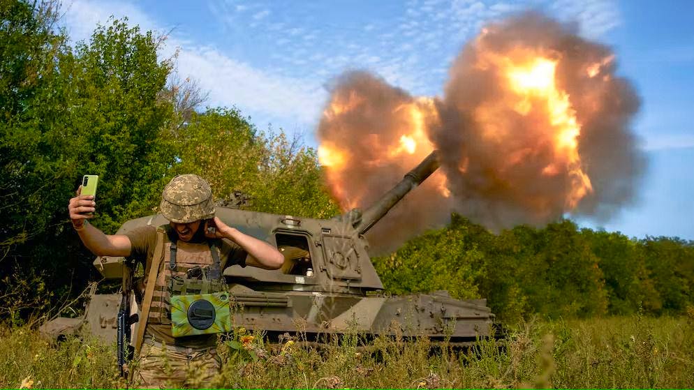 Un soldato ucraino si fa un selfie davanti a un Krab polacco il 3 settembre nell'oblast di Donetsk.