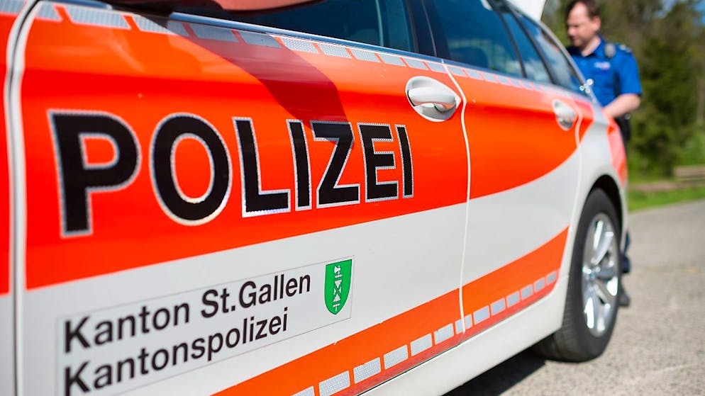 La police a découvert sur un bateau le corps sans vie du septuagénaire à Altenrhein/SG, apparemment suite à un crime. Un quart d'heure plus tard, son fils s'est jeté dans le vide depuis un pont autoroutier près de Staad/SG (photo symbolique).