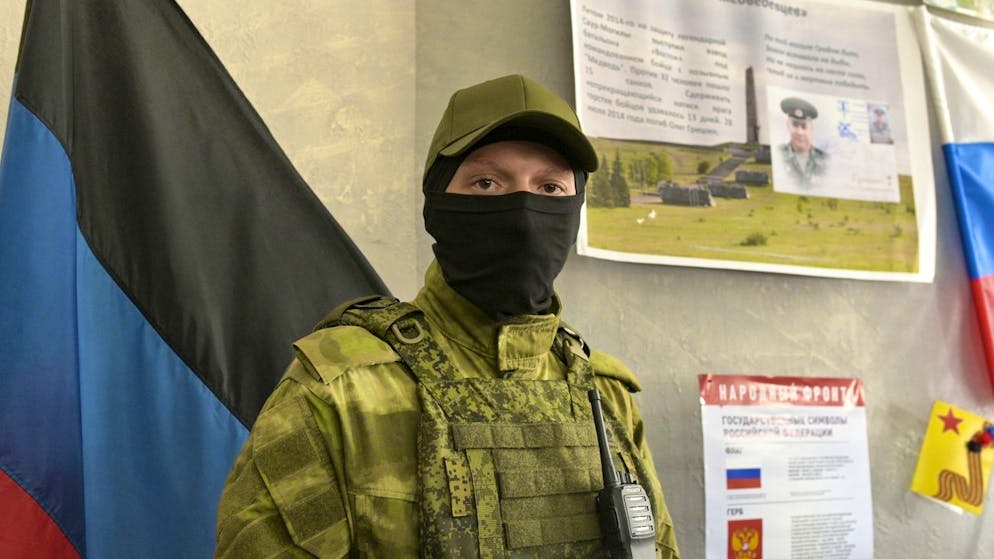 Ein Soldat der selbst ernannten «Volksrepublik» Donezk bewacht am 22. September 2022 – ein Tag vor den nicht legitimierten Scheinreferenden in vier ukrainischen Gebieten – ein Wahllokal.