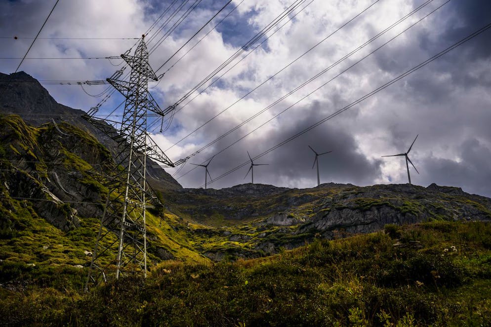 Quatre eoliennes et une ligne a haute tension permettant le transport de l'electricite sur les montagnes pres du barrage de Gries le vendredi 2 septembre 2022 vers le col du Nufenen en Valais. (KEYSTONE/Jean-Christophe Bott)